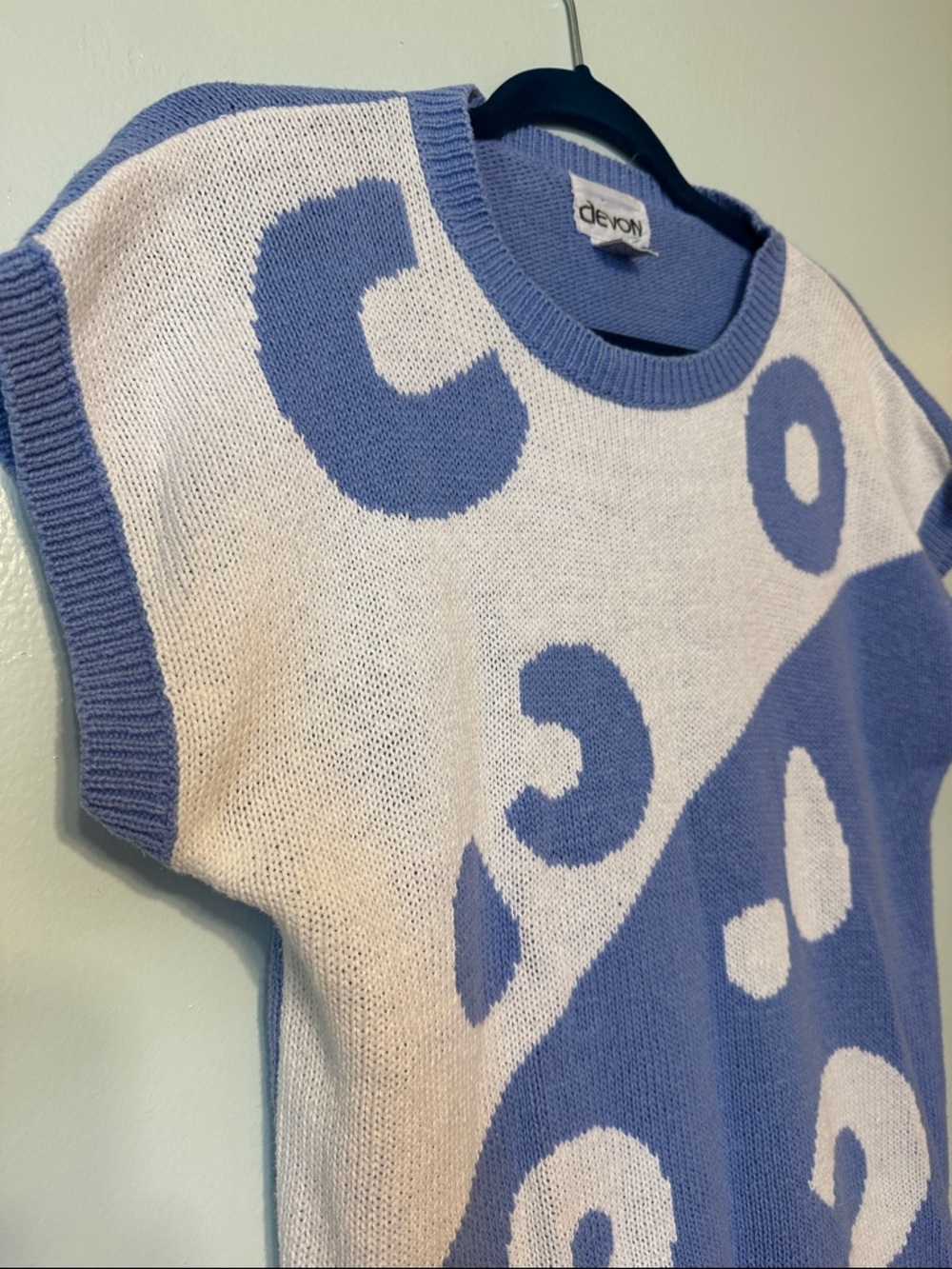 Vintage Devon Blue and Cream Short-Sleeve Graphic Crewneck Sweater - Picture 3 of 4